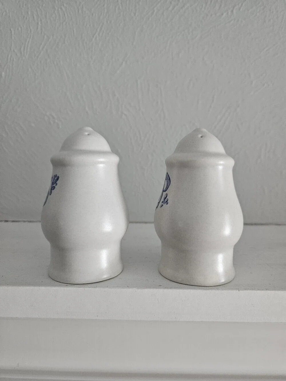 Vintage Pfaltzgraff Yorktowne Pattern Stoneware Salt And Pepper Shakers Set